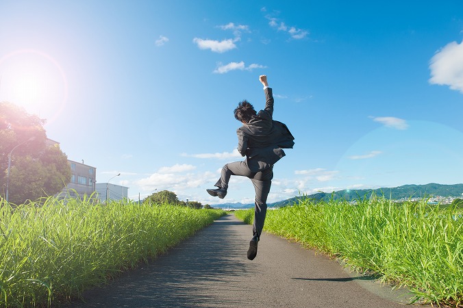 ジャンプする男性